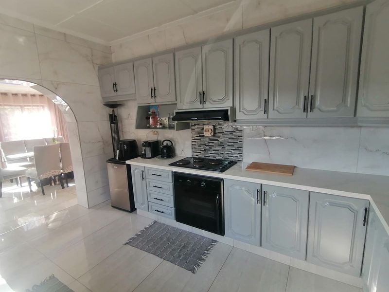 Exquisite Living Awaits You in Sarnia, Pinetown - Photo 4