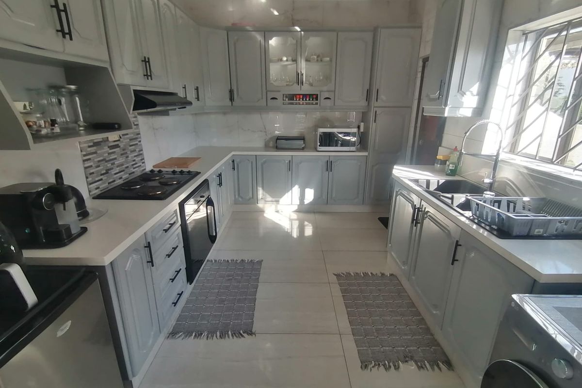 Exquisite Living Awaits You in Sarnia, Pinetown - Photo 5