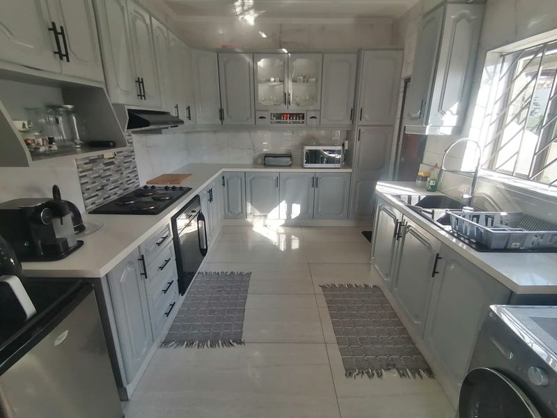 Exquisite Living Awaits You in Sarnia, Pinetown - Photo 5