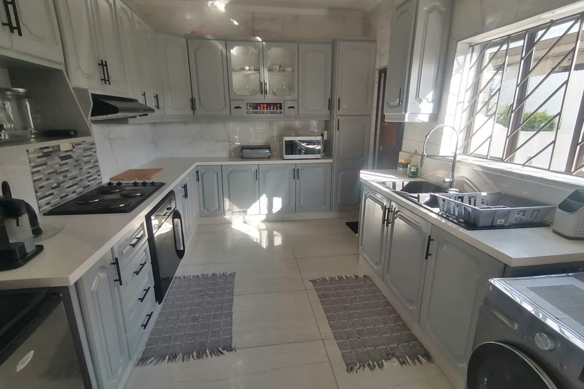 Exquisite Living Awaits You in Sarnia, Pinetown - Photo 2