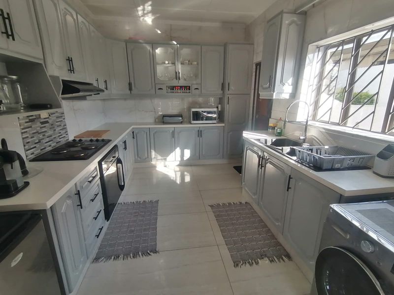 Exquisite Living Awaits You in Sarnia, Pinetown - Photo 2