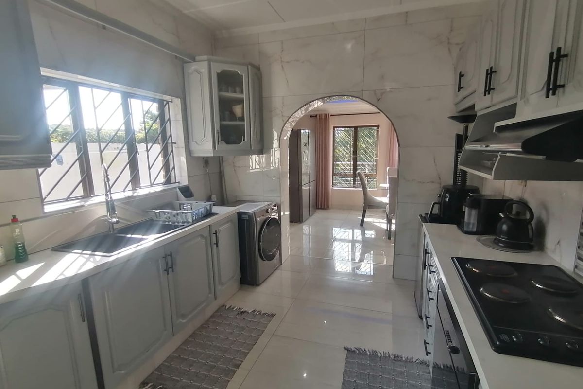 Exquisite Living Awaits You in Sarnia, Pinetown - Photo 3