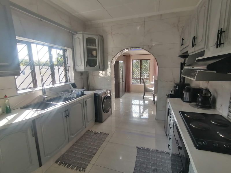 Exquisite Living Awaits You in Sarnia, Pinetown - Photo 3