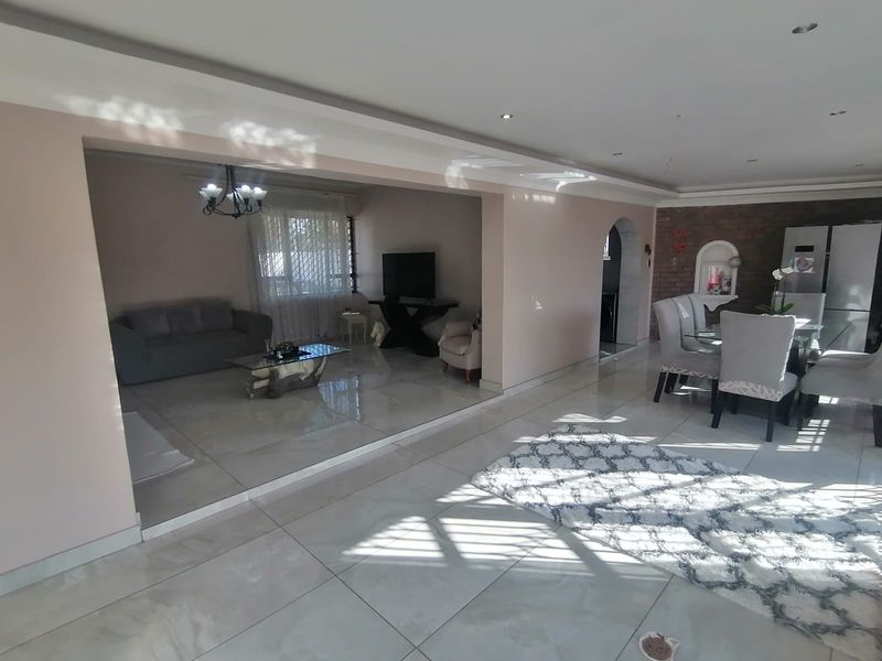 Exquisite Living Awaits You in Sarnia, Pinetown - Photo 10