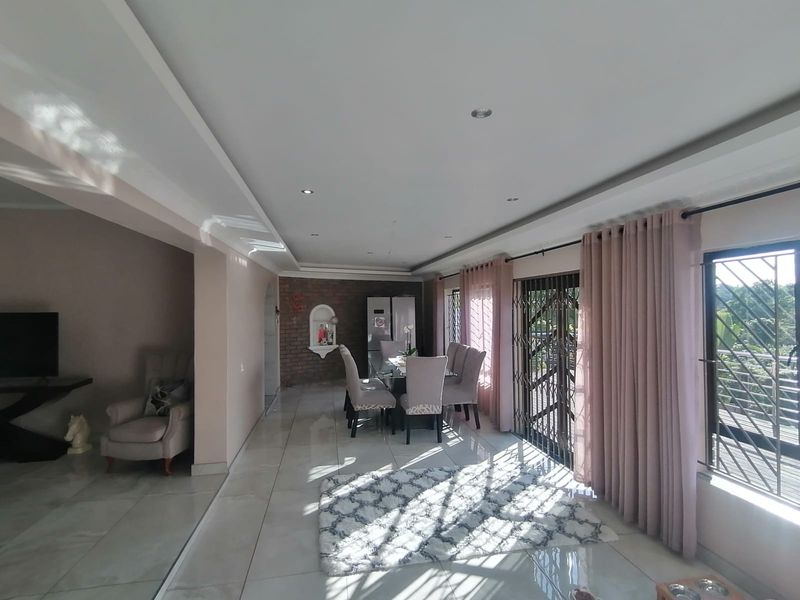 Exquisite Living Awaits You in Sarnia, Pinetown - Photo 9