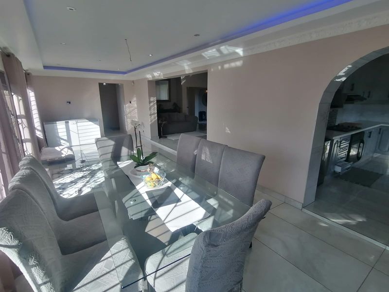 Exquisite Living Awaits You in Sarnia, Pinetown - Photo 6