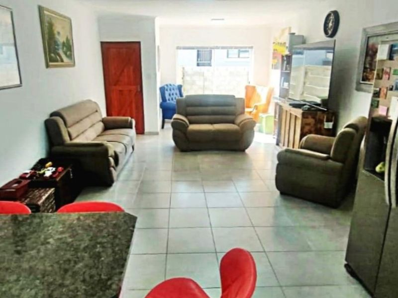 Modern Family Home in Fountains Estate, Jeffreys Bay - Photo 5