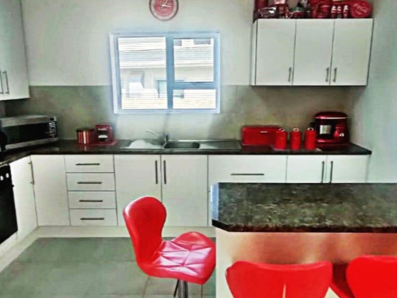 Modern Family Home in Fountains Estate, Jeffreys Bay - Photo 8