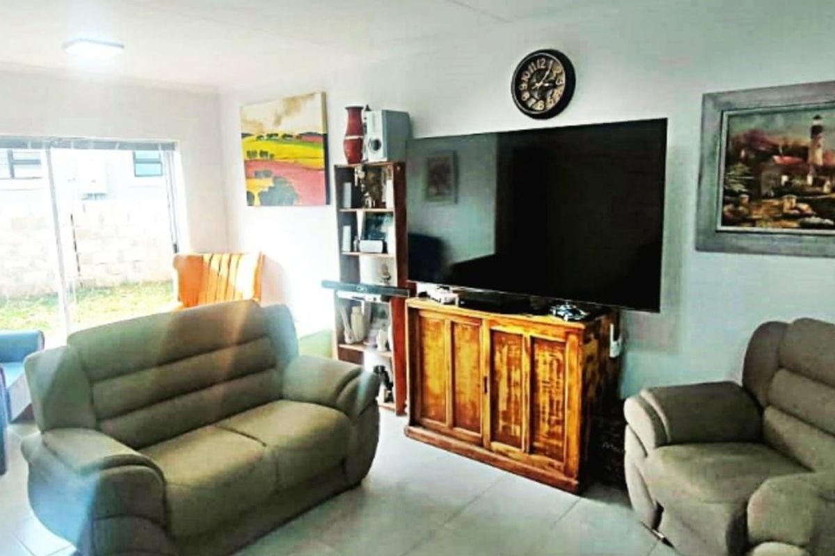 Modern Family Home in Fountains Estate, Jeffreys Bay - Photo 2