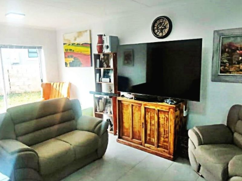 Modern Family Home in Fountains Estate, Jeffreys Bay - Photo 2