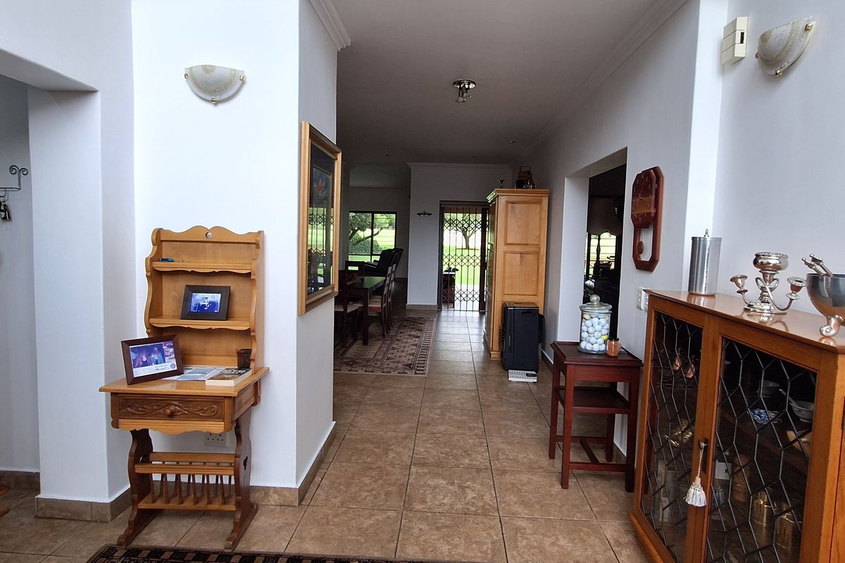 Elegant Golf Estate Living!! - Photo 2
