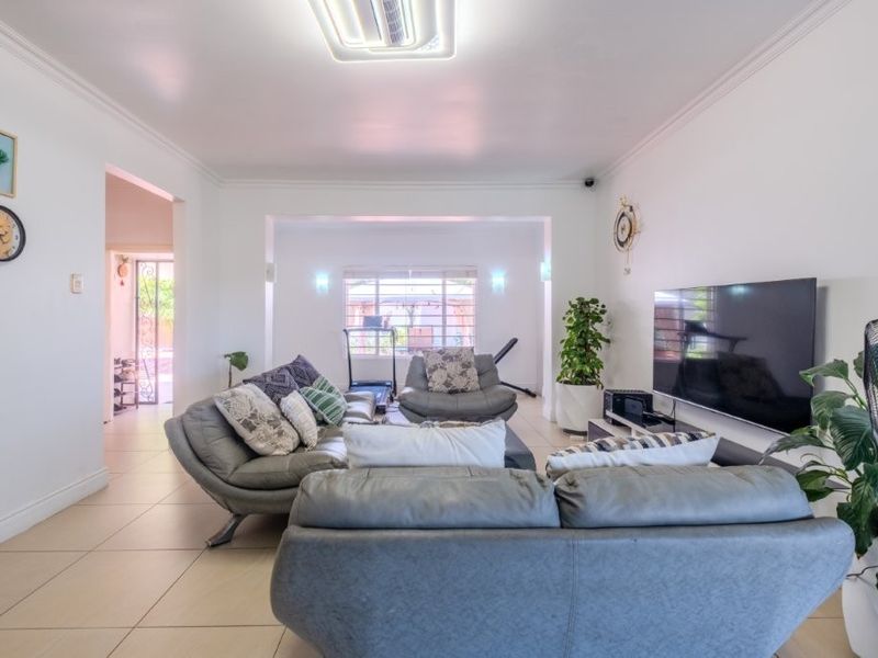 Free Standing Family Home on Level Land in Prime Durban North. - Photo 8