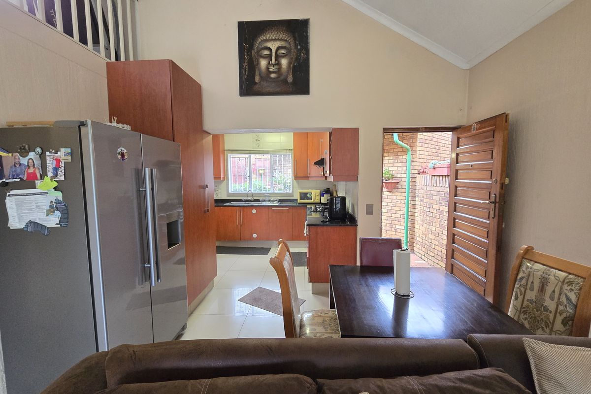 Elegant Facebrick Townhouse - Photo 4