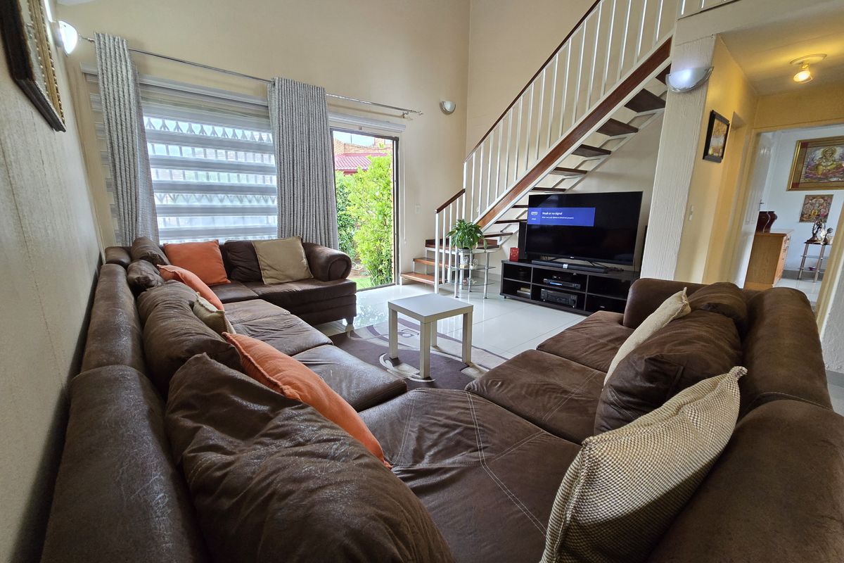 Elegant Facebrick Townhouse - Photo 3