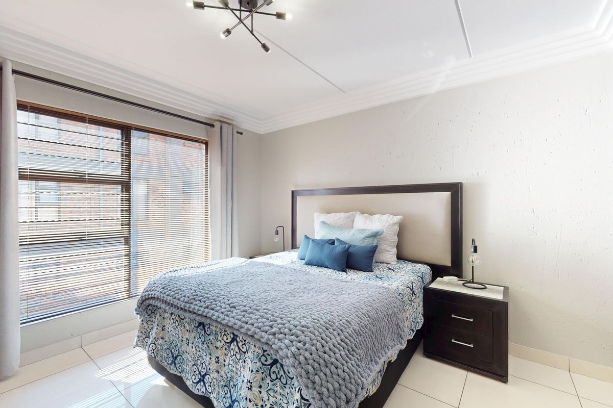 Renovated two-bedroom upstairs unit in secure complex to let! - Photo 2