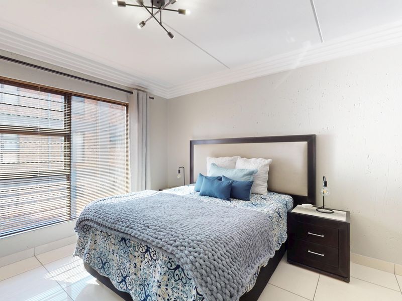 Renovated two-bedroom upstairs unit in secure complex to let! - Photo 2