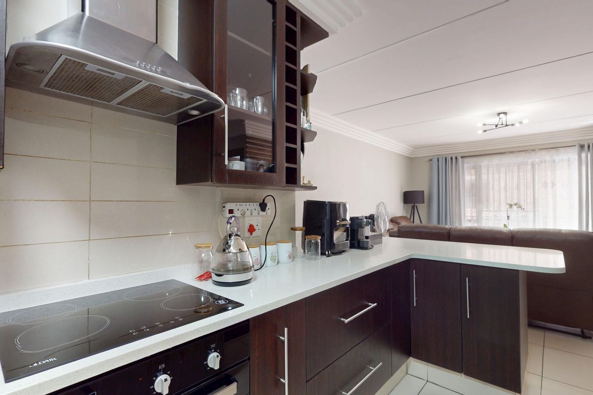 Renovated two-bedroom upstairs unit in secure complex to let! - Photo 5