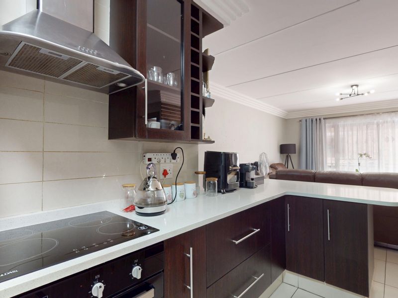 Renovated two-bedroom upstairs unit in secure complex to let! - Photo 5