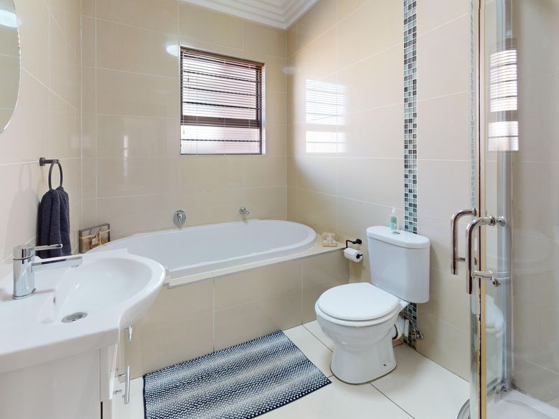 Renovated two-bedroom upstairs unit in secure complex to let! - Photo 10