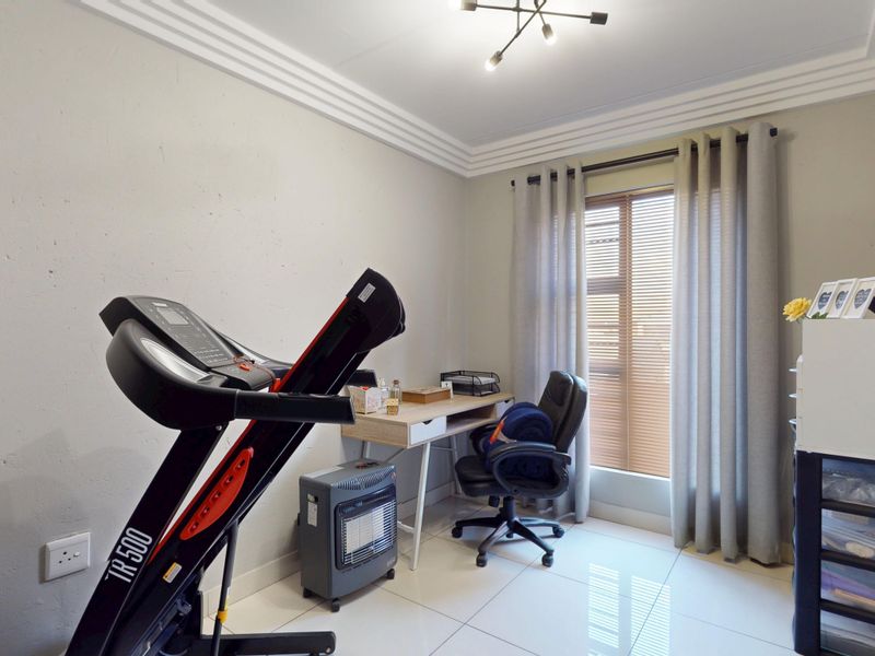 Renovated two-bedroom upstairs unit in secure complex to let! - Photo 9