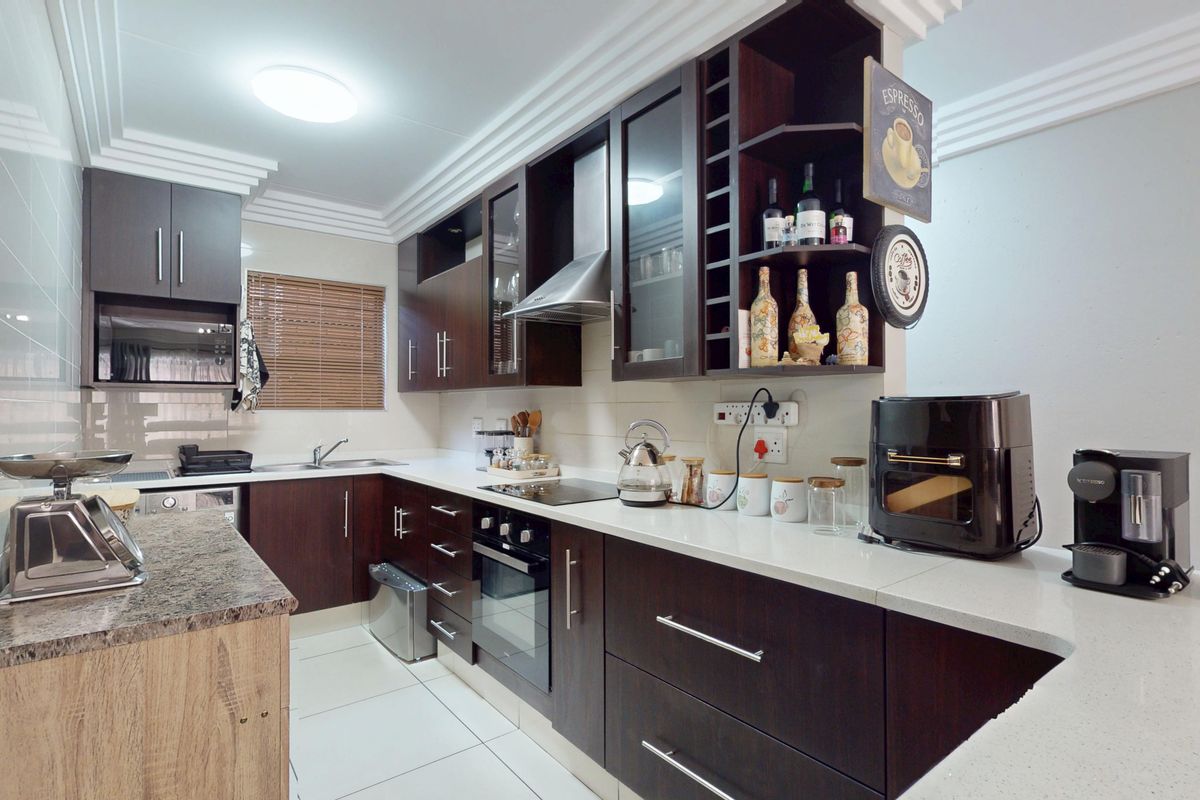 Renovated two-bedroom upstairs unit in secure complex to let! - Photo 3