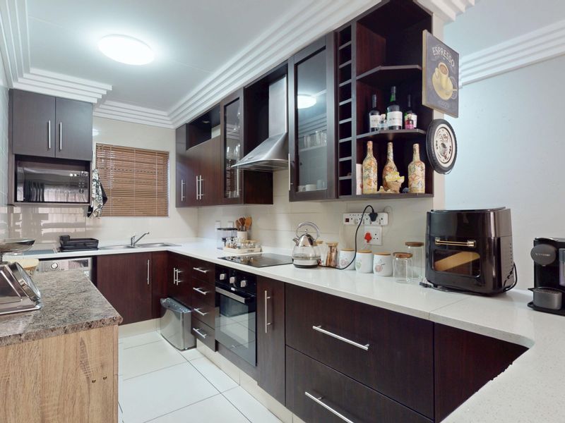 Renovated two-bedroom upstairs unit in secure complex to let! - Photo 3