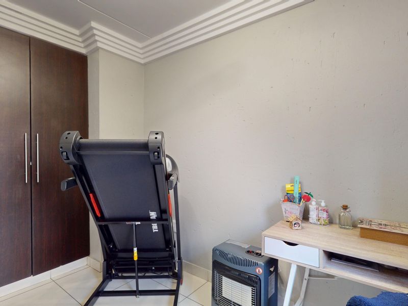 Renovated two-bedroom upstairs unit in secure complex to let! - Photo 8