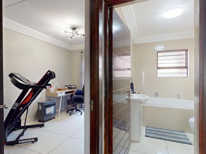 Renovated two-bedroom upstairs unit in secure complex to let! - Photo 7