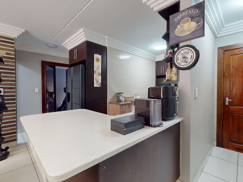 Renovated two-bedroom upstairs unit in secure complex to let! - Photo 6