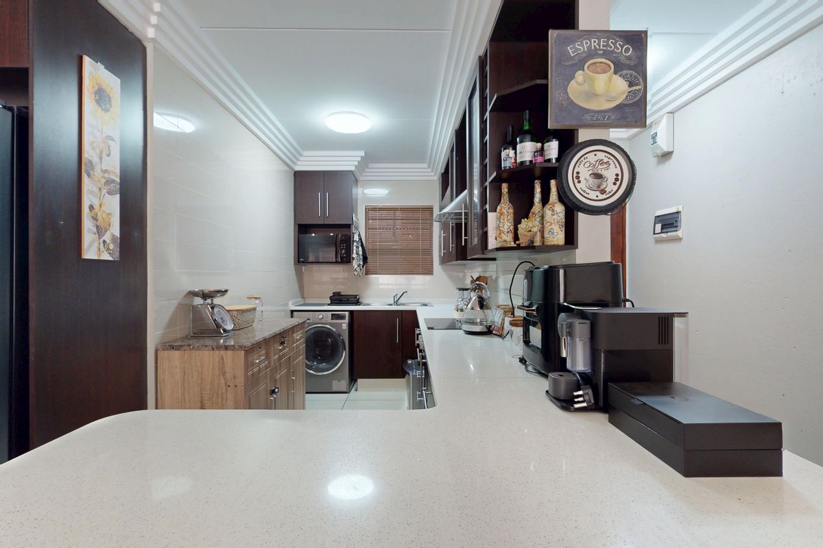 Renovated two-bedroom upstairs unit in secure complex to let! - Photo 4