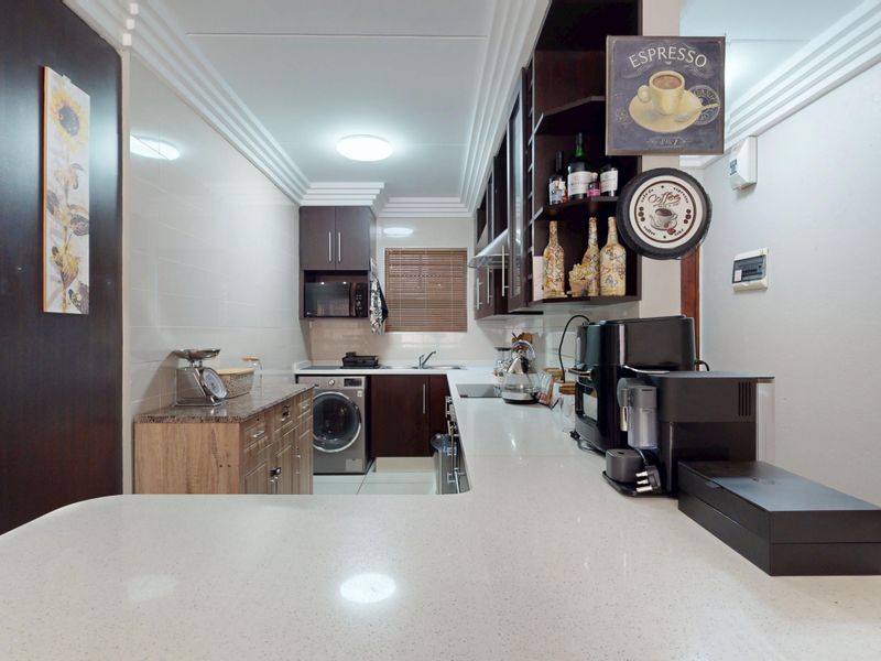 Renovated two-bedroom upstairs unit in secure complex to let! - Photo 4