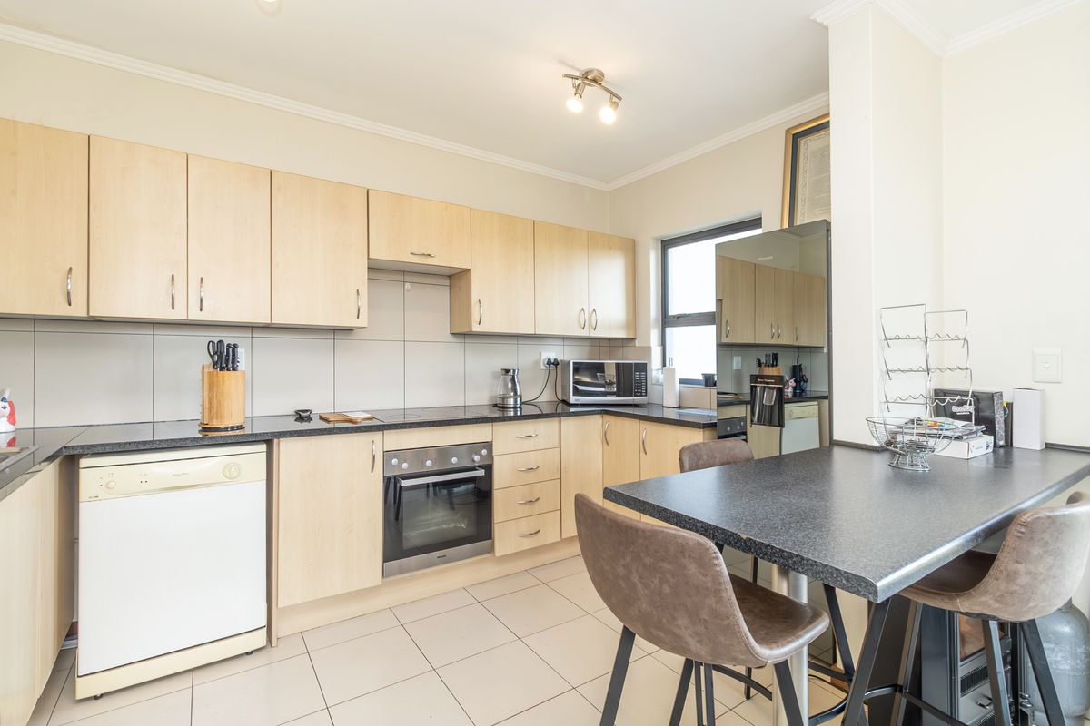 Upmarket 2 bedroom 1st Floor Apartment For Sale - Photo 5