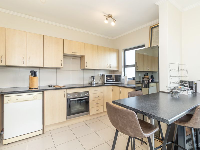 Upmarket 2 bedroom 1st Floor Apartment For Sale - Photo 5