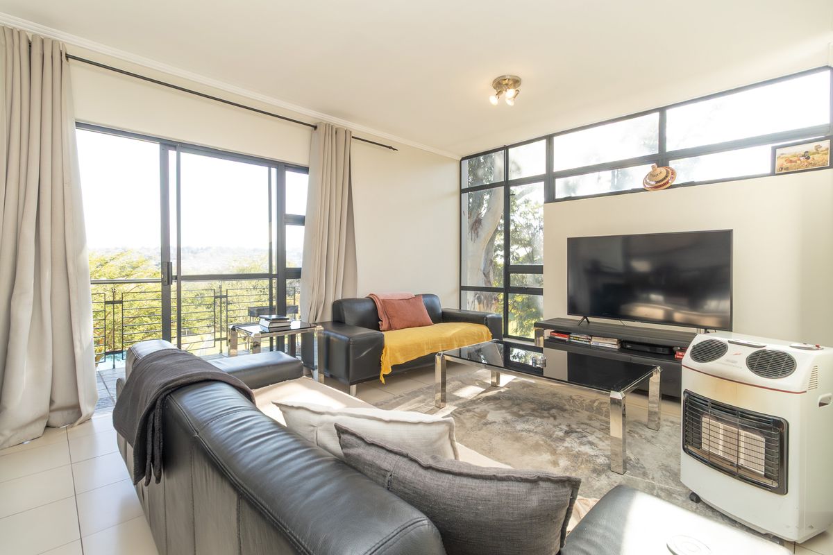 Upmarket 2 bedroom 1st Floor Apartment For Sale - Photo 2