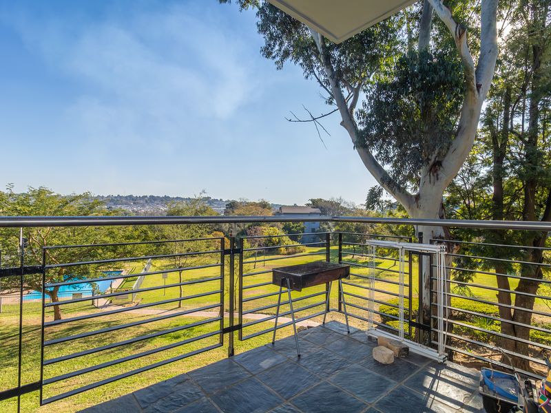 Upmarket 2 bedroom 1st Floor Apartment For Sale - Photo 10