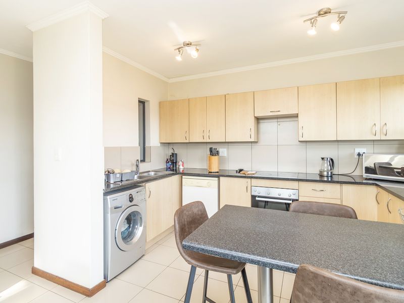 Upmarket 2 bedroom 1st Floor Apartment For Sale - Photo 8