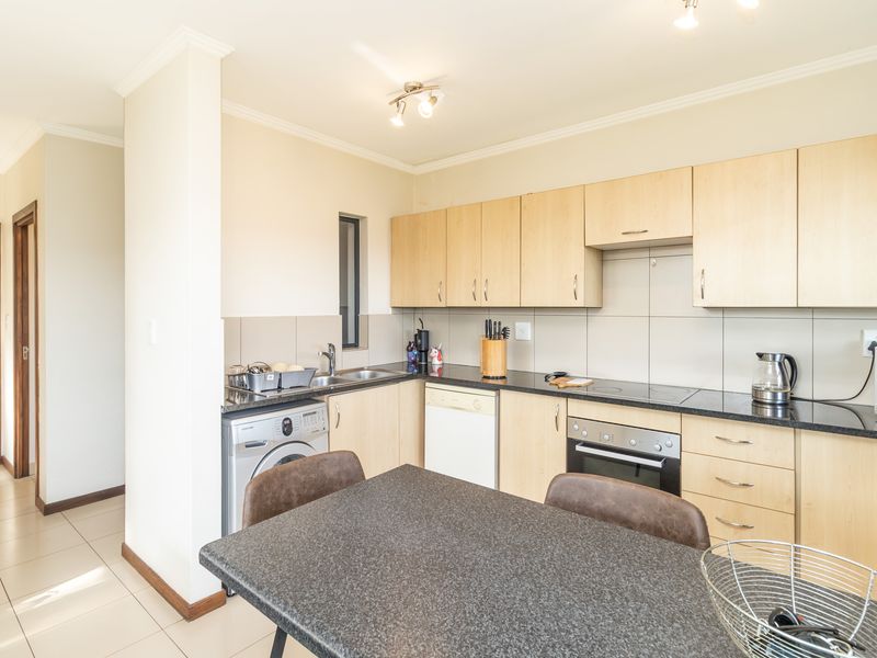 Upmarket 2 bedroom 1st Floor Apartment For Sale - Photo 7