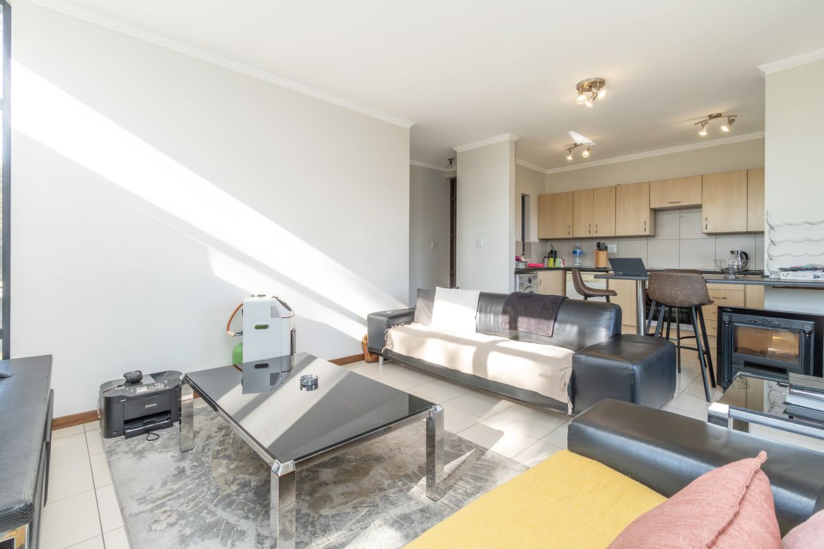 Upmarket 2 bedroom 1st Floor Apartment For Sale - Photo 3