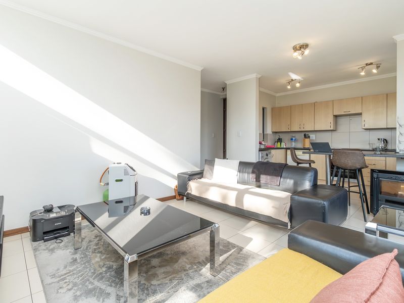 Upmarket 2 bedroom 1st Floor Apartment For Sale - Photo 3