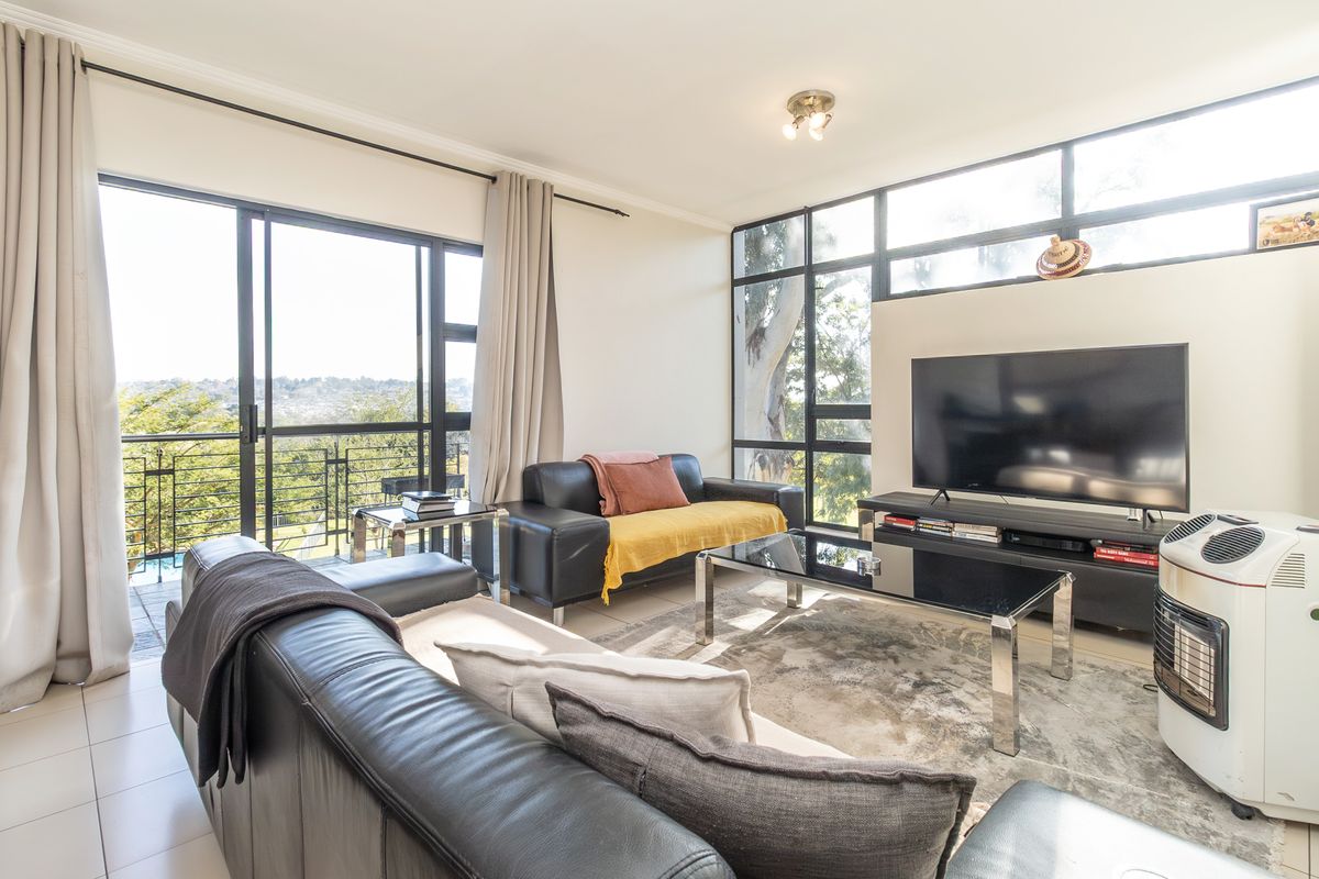 Upmarket 2 bedroom 1st Floor Apartment For Sale - Photo 4