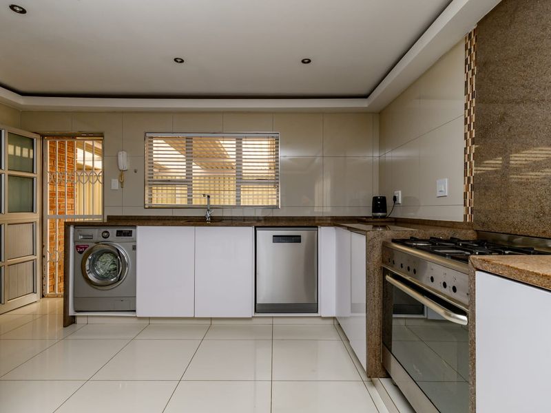 Coastal Living Meets Low Maintenance Luxury - Photo 6