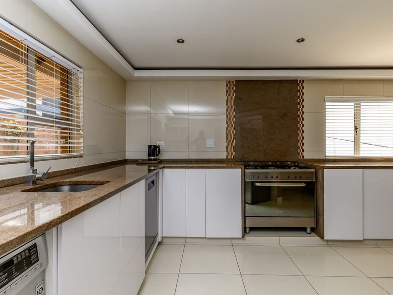 Coastal Living Meets Low Maintenance Luxury - Photo 7