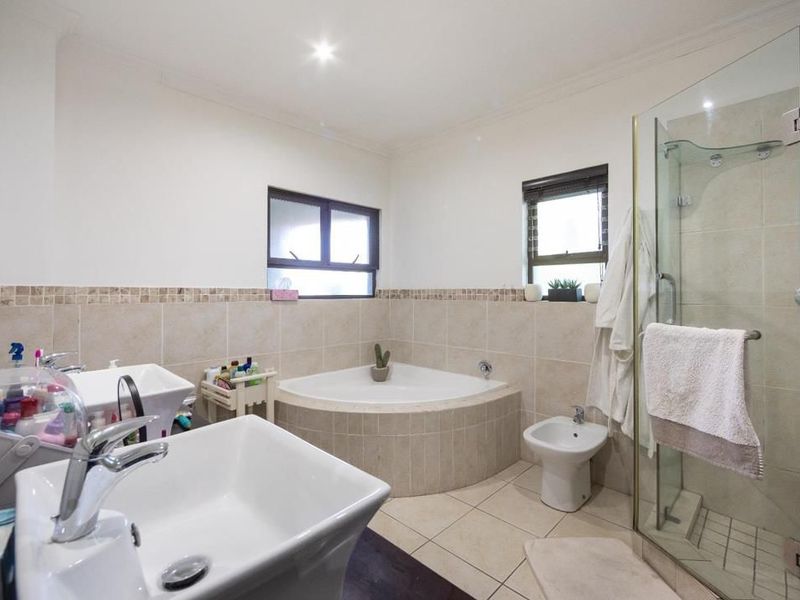 Beautiful Townhouse on Secure Golf Estate - Photo 10