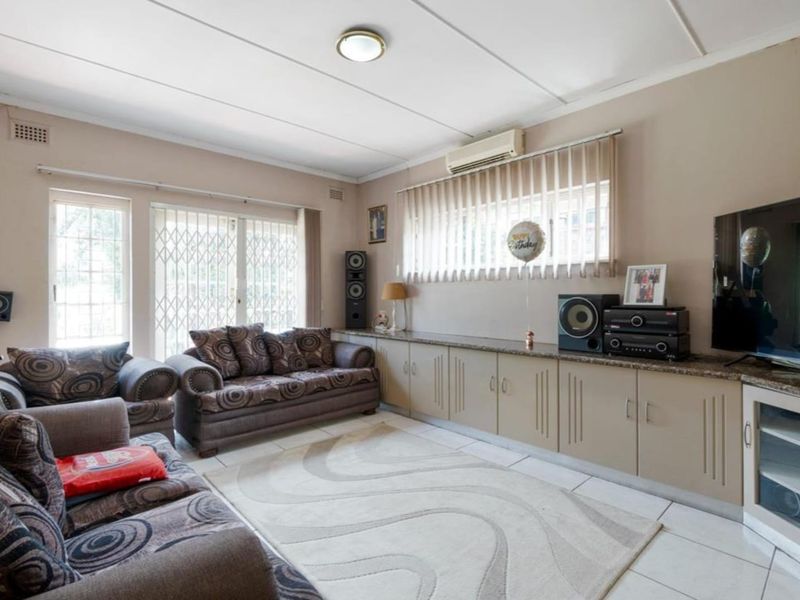 Ideal Family home - Photo 4