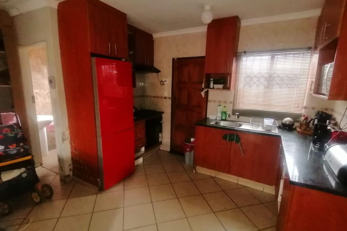 Discover a beautiful three bedroom house in Pretoria west - Photo 5