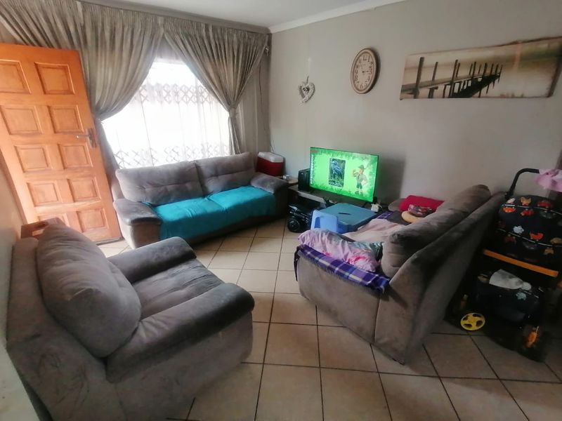 Discover a beautiful three bedroom house in Pretoria west - Photo 10