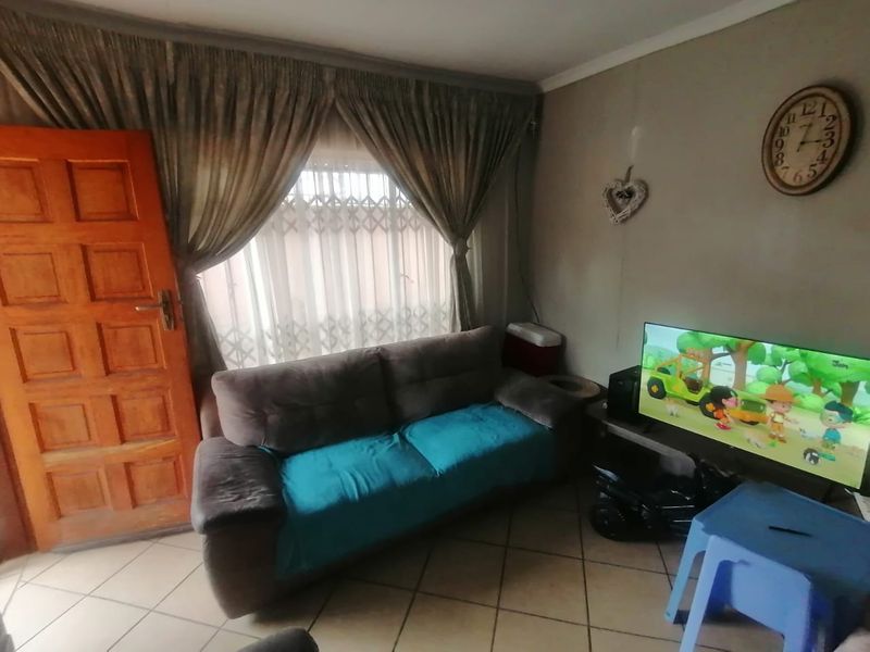 Discover a beautiful three bedroom house in Pretoria west - Photo 9