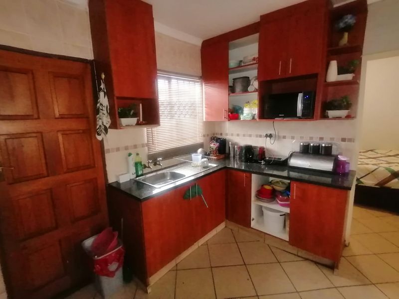 Discover a beautiful three bedroom house in Pretoria west - Photo 7