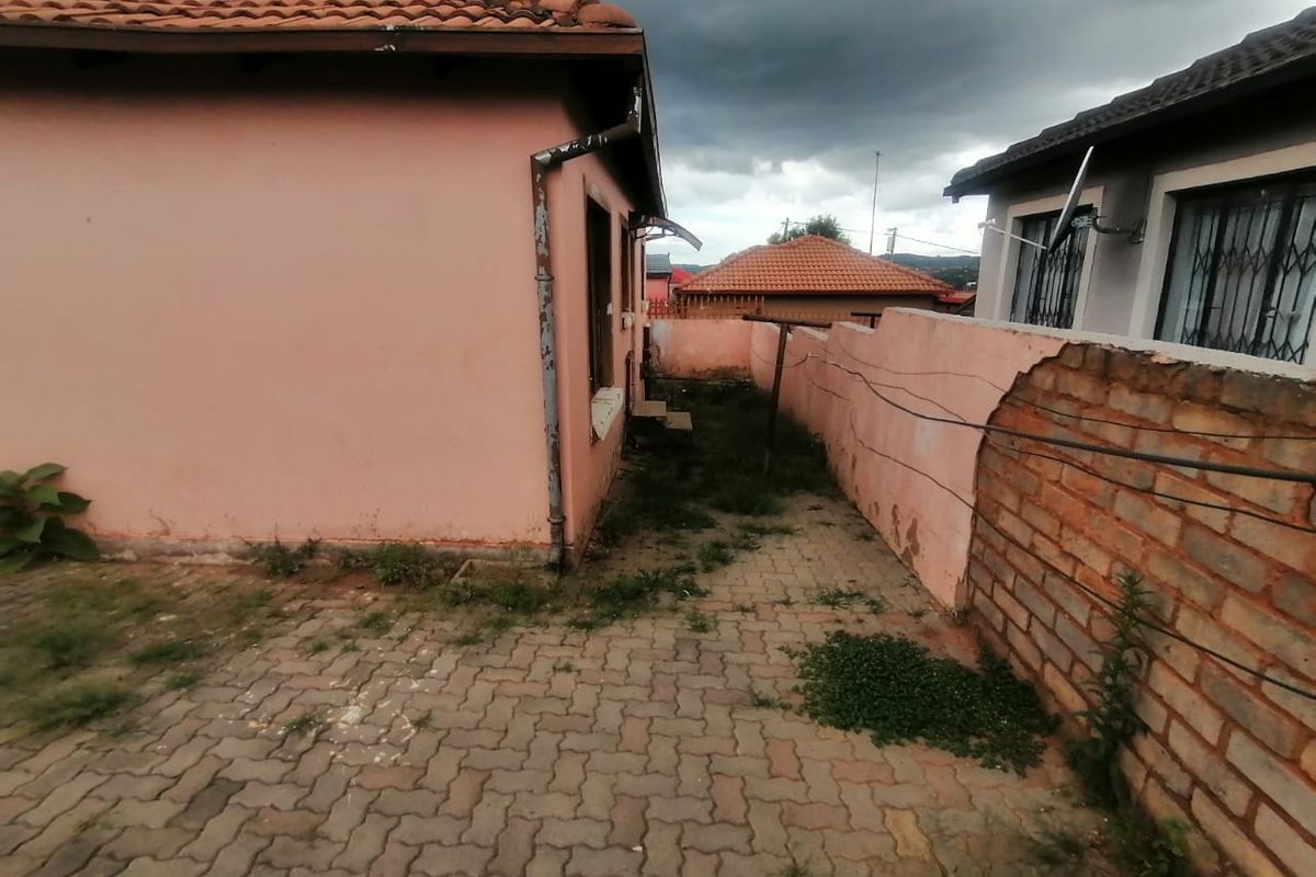 Discover a beautiful three bedroom house in Pretoria west - Photo 4