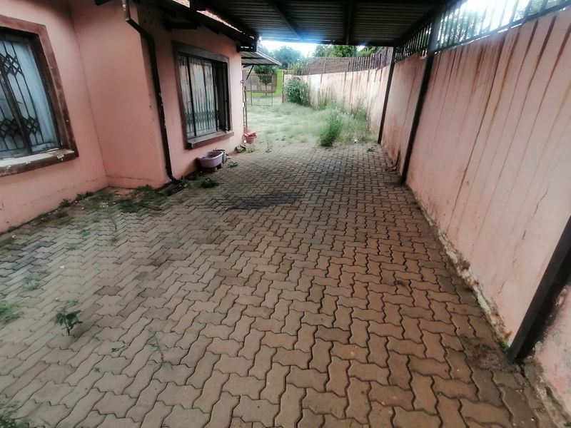 Discover a beautiful three bedroom house in Pretoria west - Photo 2